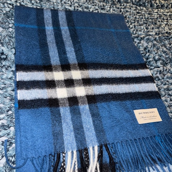Burberry Cashmere Scarf - Picture 4 of 5